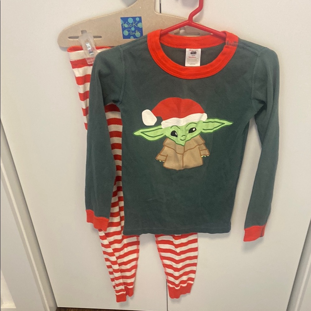 Hanna Andersson Star Wars Green and Red Pajama Set with Grogu Design